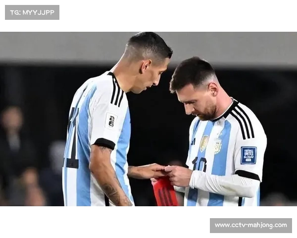 梅西替补席凝视美洲杯奖杯，赛后与迪马利亚相拥